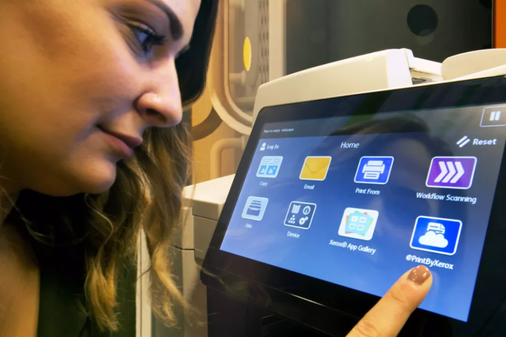 Tanara foloseste aplicatia de printare Xerox