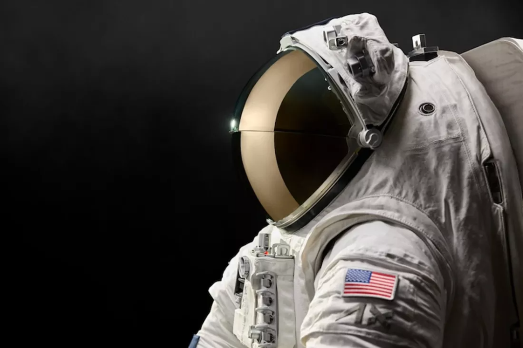 Vizor Oakley produs pentru costumele de astronaut NASA