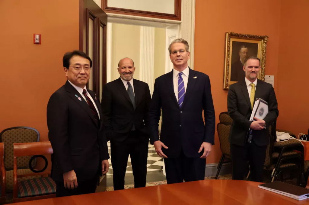 Secretarul american pentru Comerț, Howard Lutnick, centru stânga, a fost principalul susținător al propunerii. Secretarul Trezoreriei, Scott Bessent, centru dreapta, a participat, de asemenea, la discuțiile interne