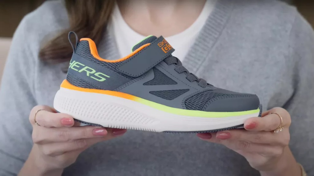 Adidasii Skechers integreaza Apple AirTag