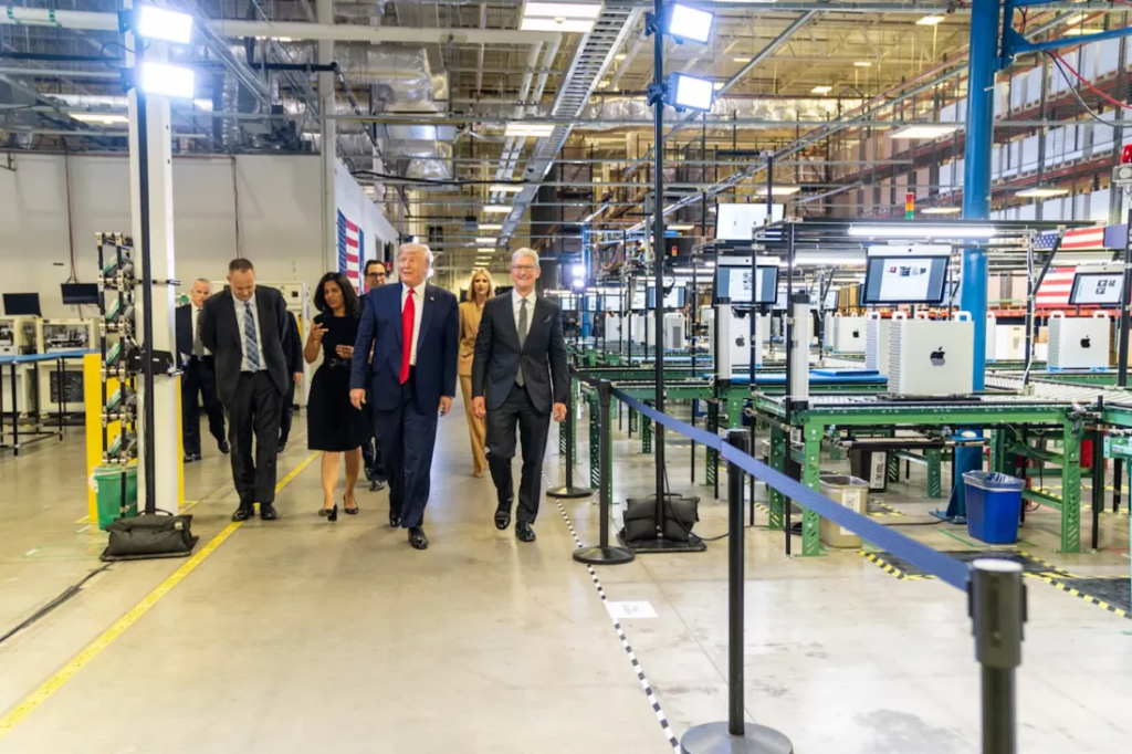 Donald Trump viziteaza sediul Apple