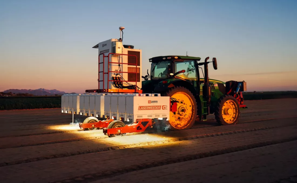 Tractor utilizeaza ierbicide