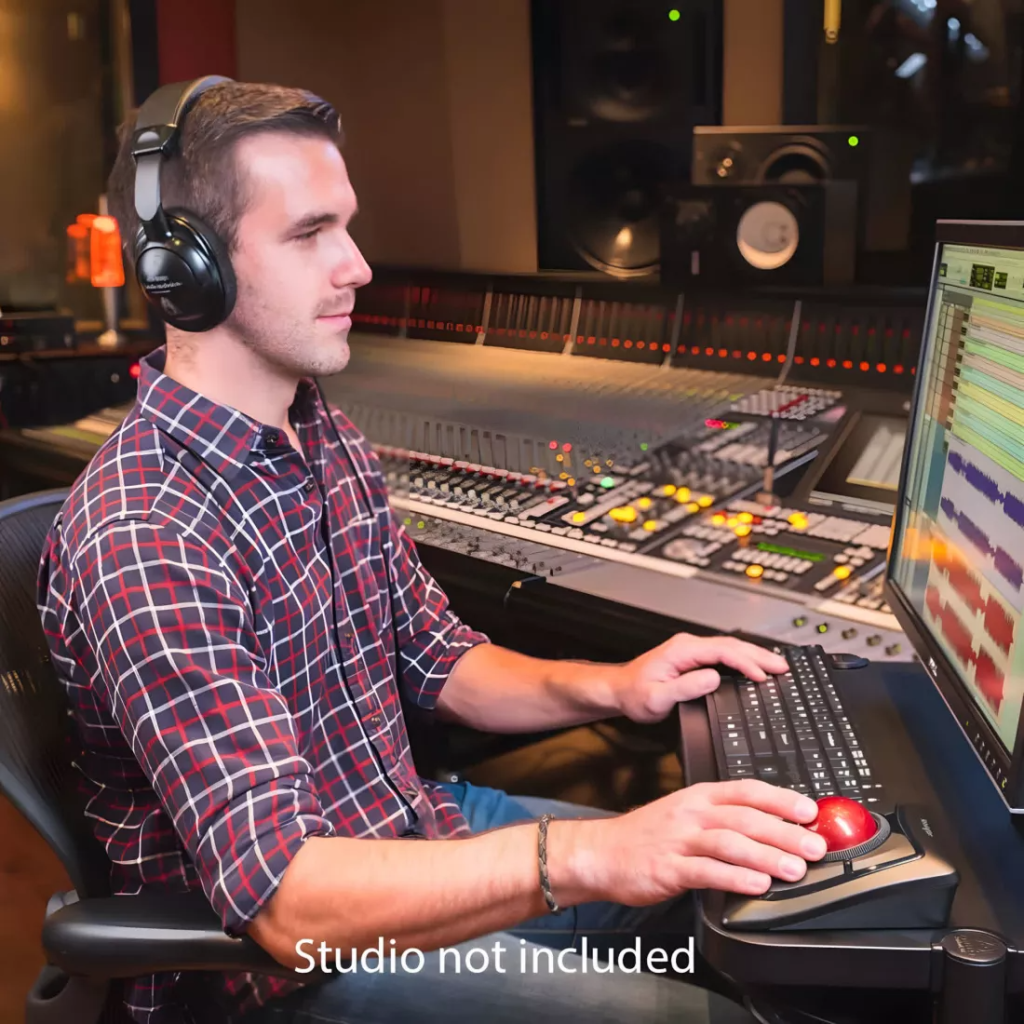 Persoana foloeste intr-un studio de productie muzicala un mouse cu trackball