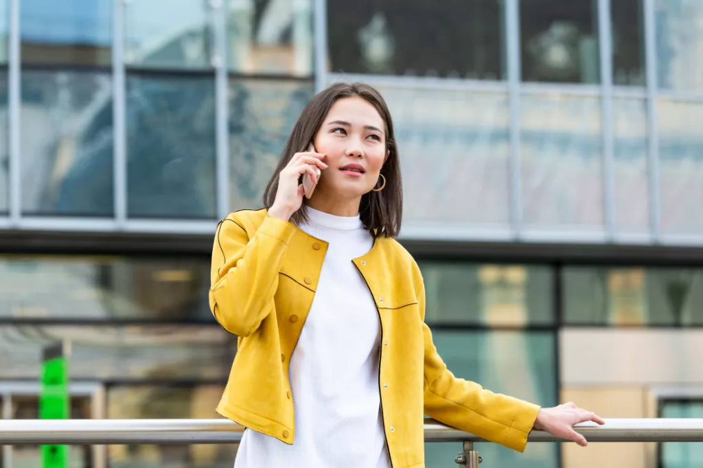 Persoana foloseste un telefon mobil