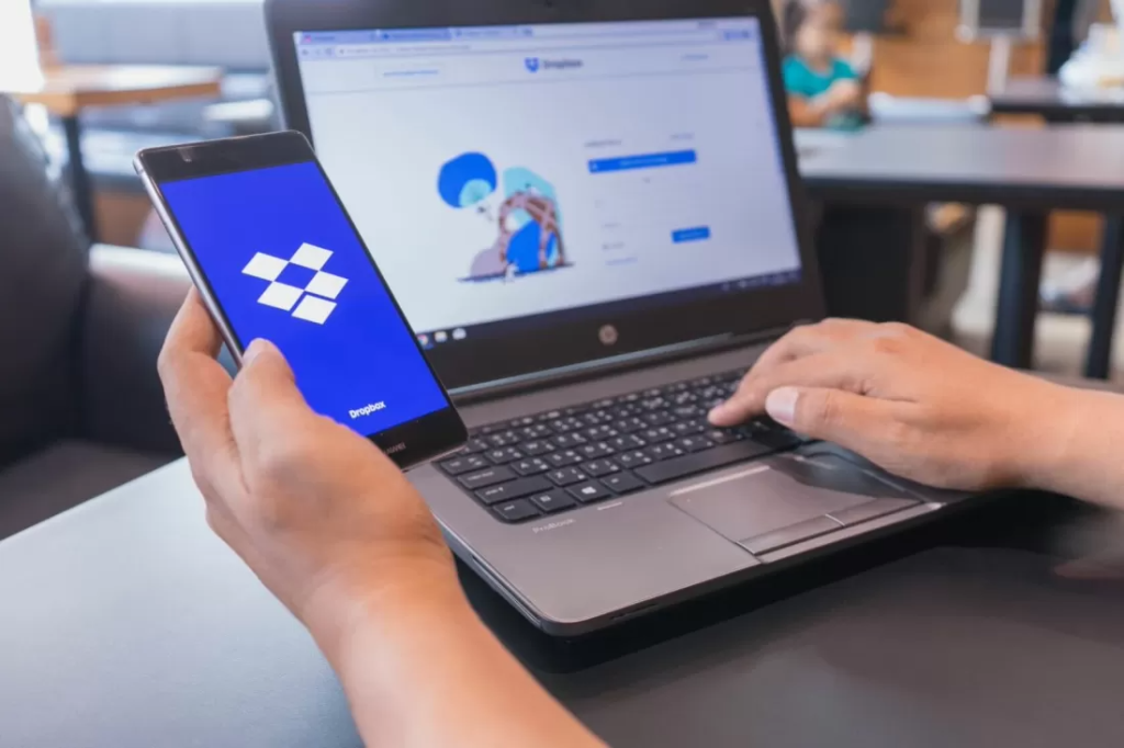 Persoana utilizeaza aplicatia Dropbox
