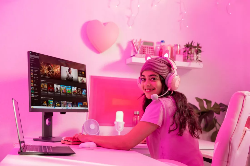 Tanara foloseste casti Bluetooth pe un PC cu sistem de operare Windows 11