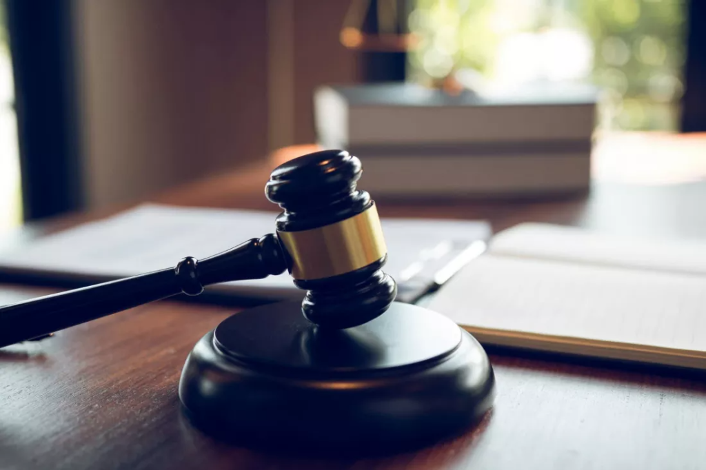 Ciocanul de verdict al unui judecator, semnficiand un proces inchis