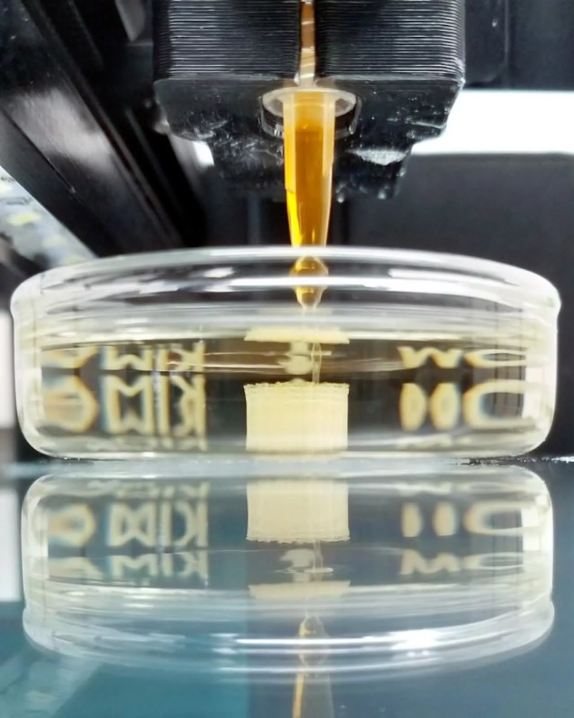 O cerneală de copolimer-nanoparticule anorganice este depusă în timpul procesului de imprimare 3D, unde se auto-asamblează înainte de a fi tratată termic pentru a deveni un supraconductor cristalin.
