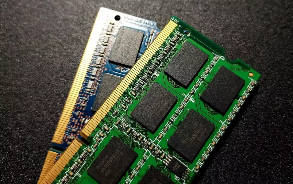 Placi de memorie RAM DDR4 si DDR5