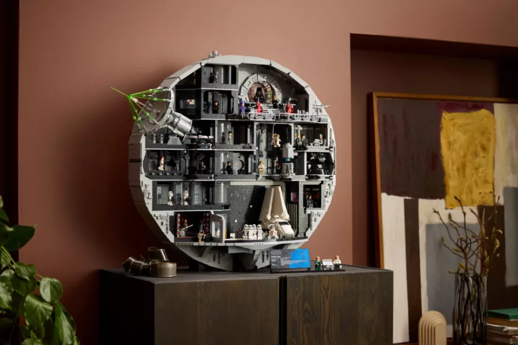 Setul Lego Death Star, expus intr-un apartament