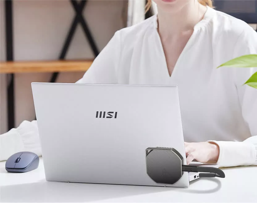 Hard SSD produs de MSI, atasat la laptop