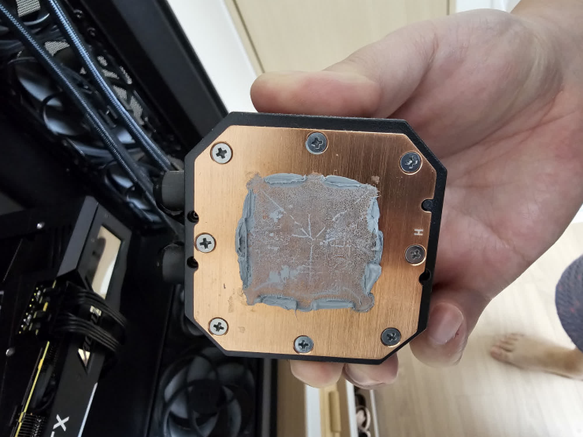 Atenționare: O pastă termică populară distruge CPU-urile și radiatoarele