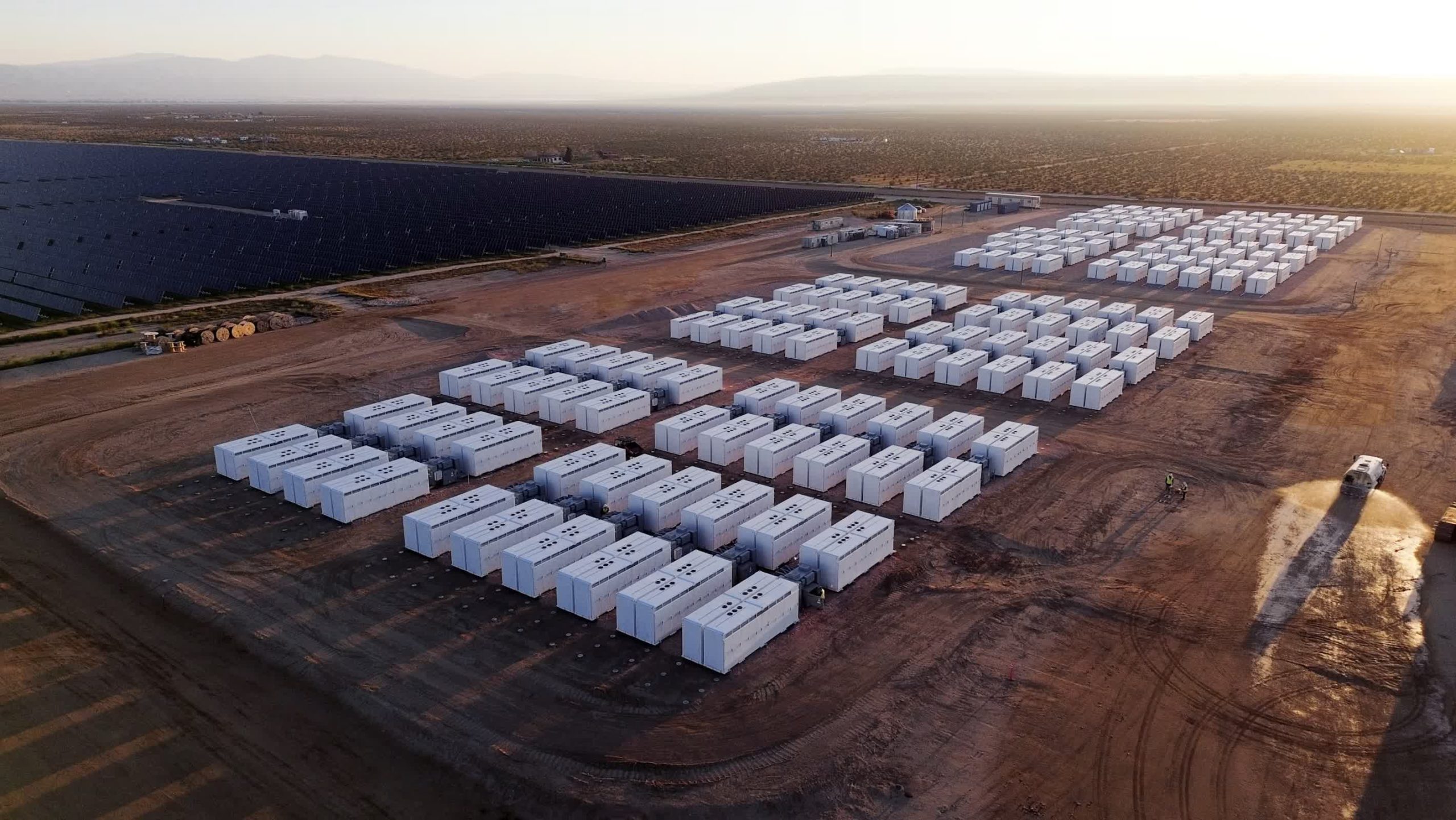 Bateriile de dimensiunea unui container alimentează următoarea revoluție energetică globală