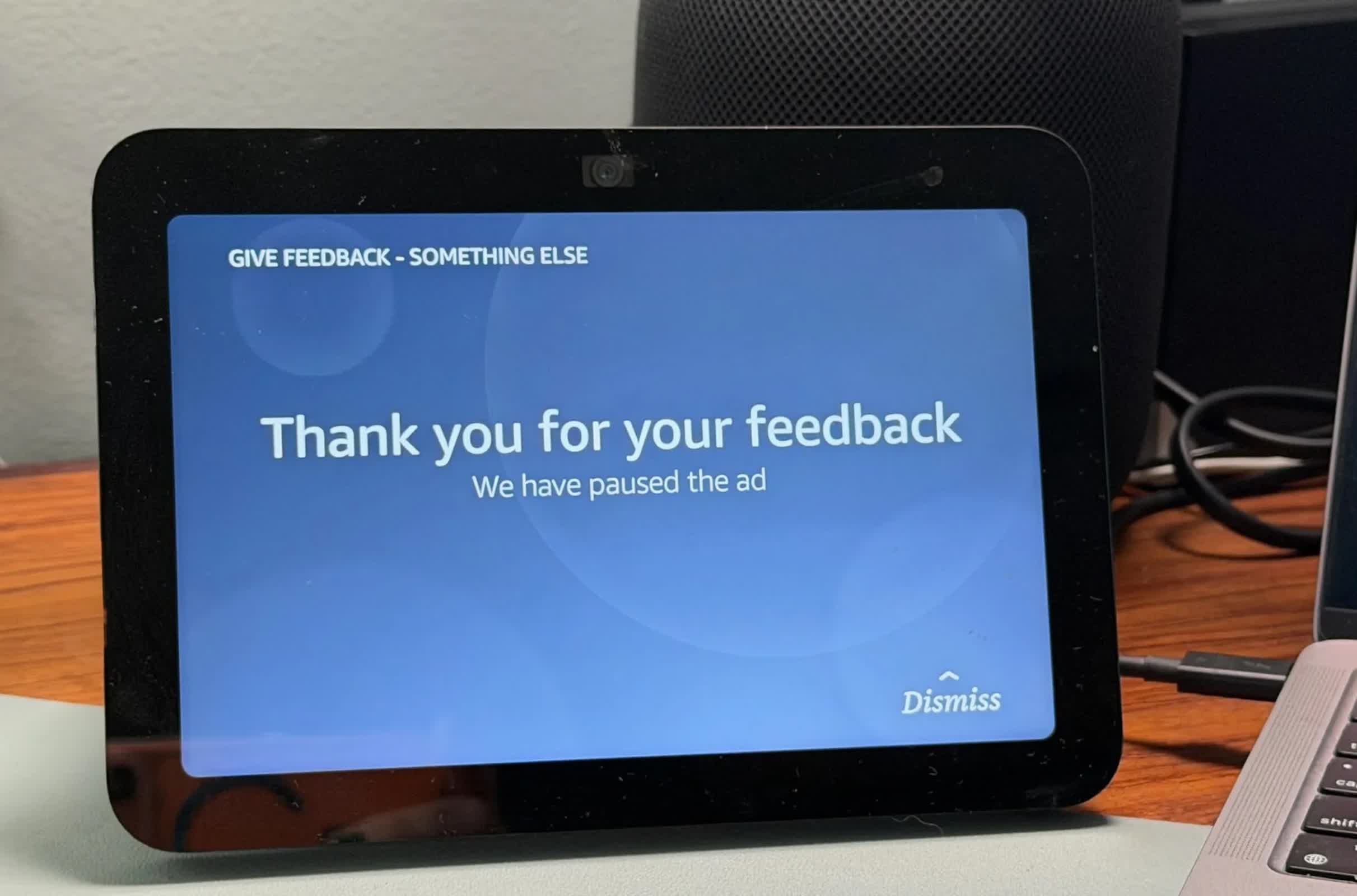 Utilizatorii Echo Show spun că afișajele inteligente Amazon încep să semene cu panouri publicitare
