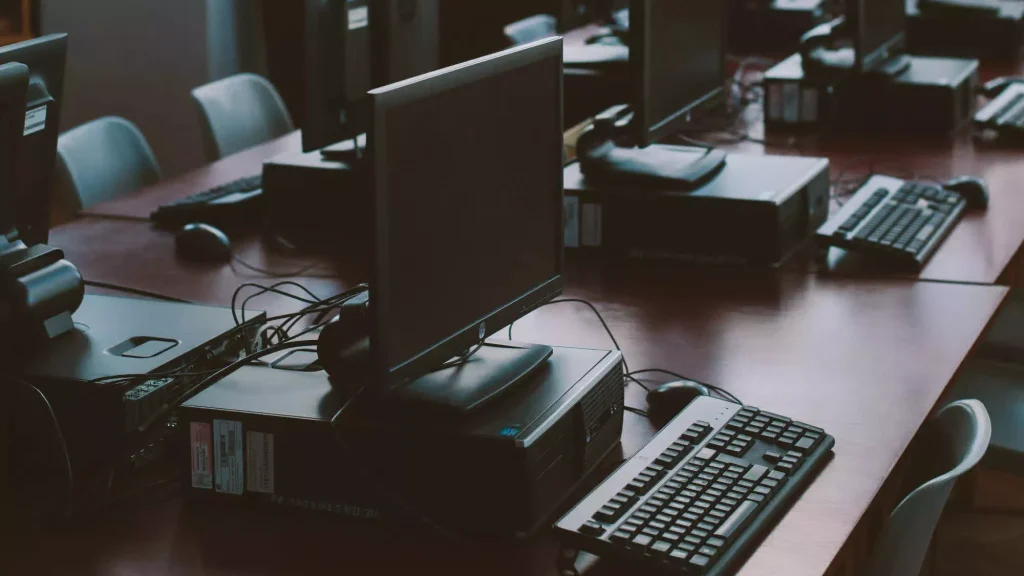 Economia determină consumatorii și corporațiile din SUA să se agațe de hardware învechit.