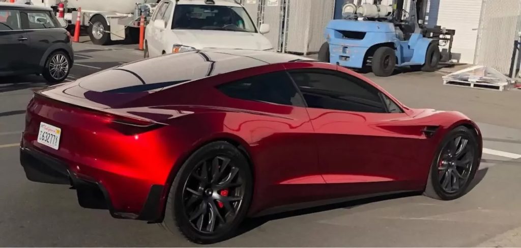 Elon Musk spune că următorul Roadster de la Tesla ar putea levita sau chiar zbura.