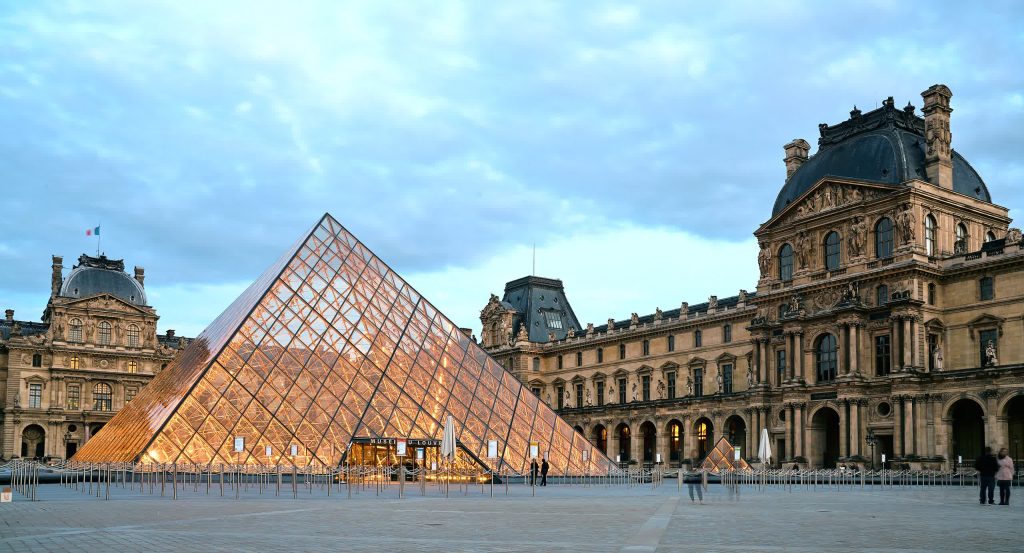 Jaful de la Luvru expune istoria eșecurilor de securitate ale muzeului: folosea 'LOUVRE' ca parolă, încă rula Windows 2000