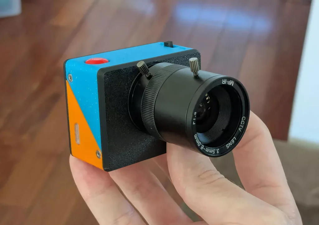 Amator construiește o cameră lo-fi dintr-un mouse optic vechi.