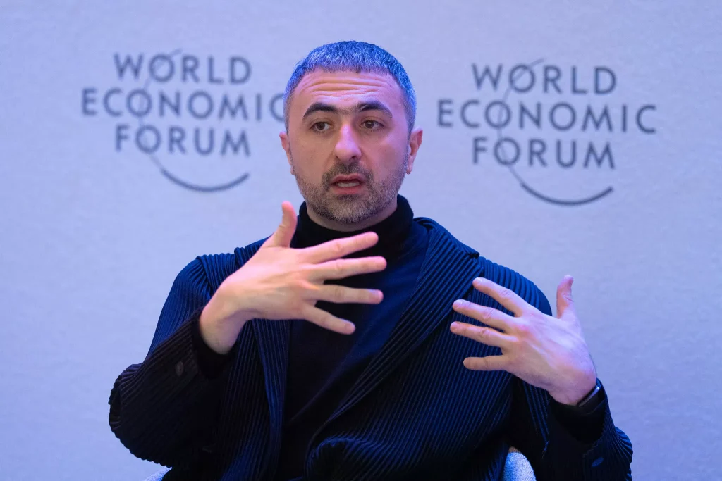 Un director Microsoft critică scepticii AI, numind criticile uluitoare.