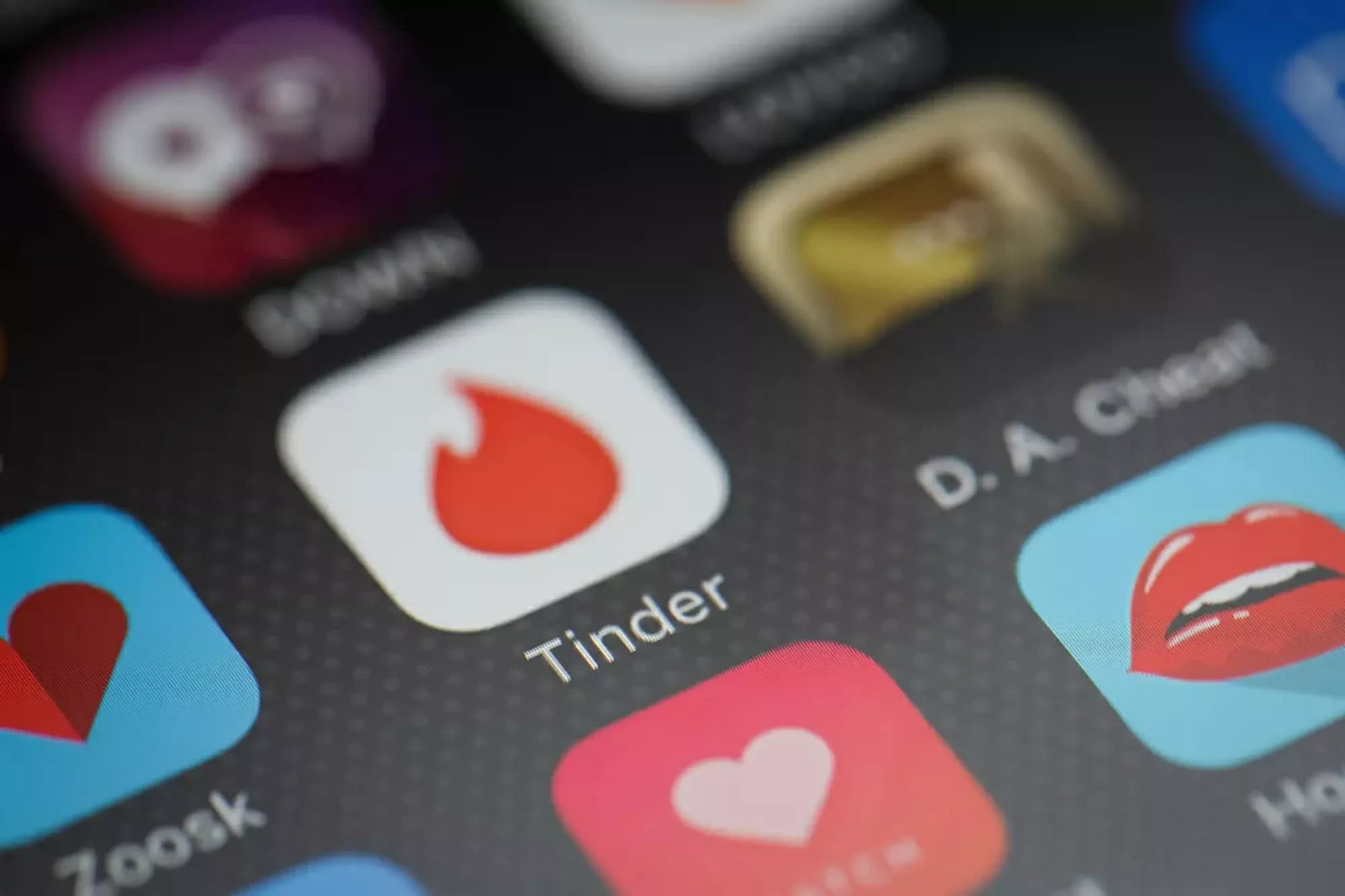 Tinder va folosi AI pentru a analiza fotografiile și personalitatea utilizatorilor pentru a îmbunătăți compatibilitățile