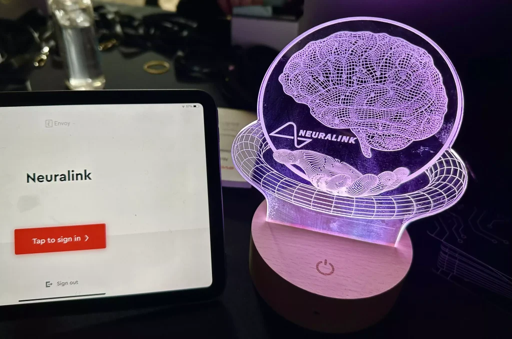 Un pacient Neuralink cu ALS își folosește implantul cerebral pentru a controla o cameră și a privi din nou în jur.