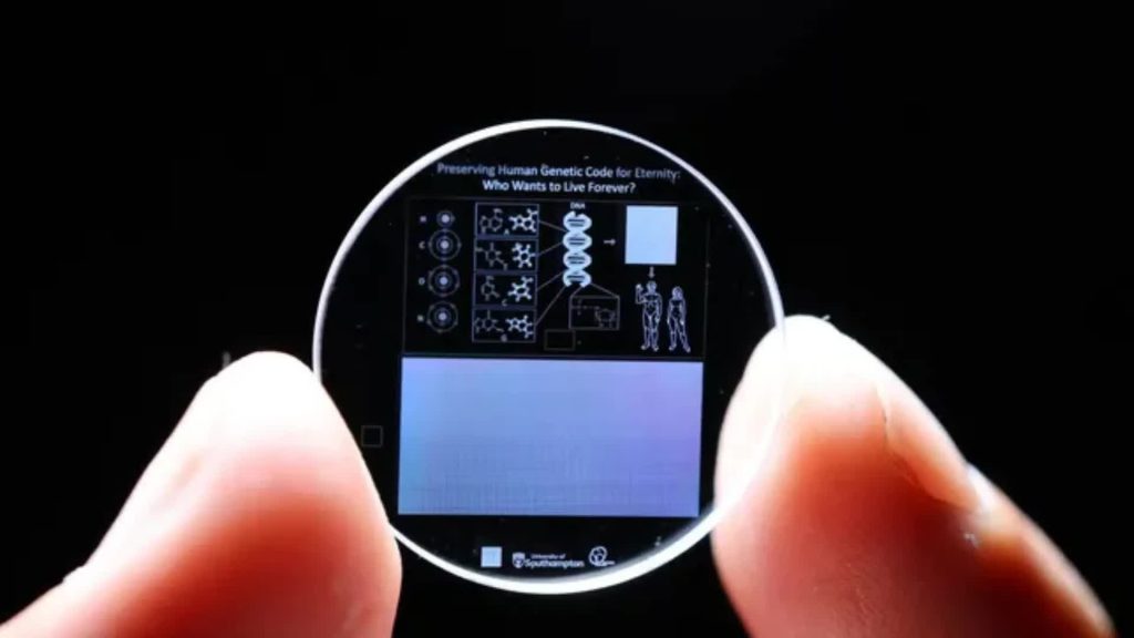 Acest cristal de sticlă de memorie 5D ar putea păstra datele timp de 13,8 miliarde de ani.