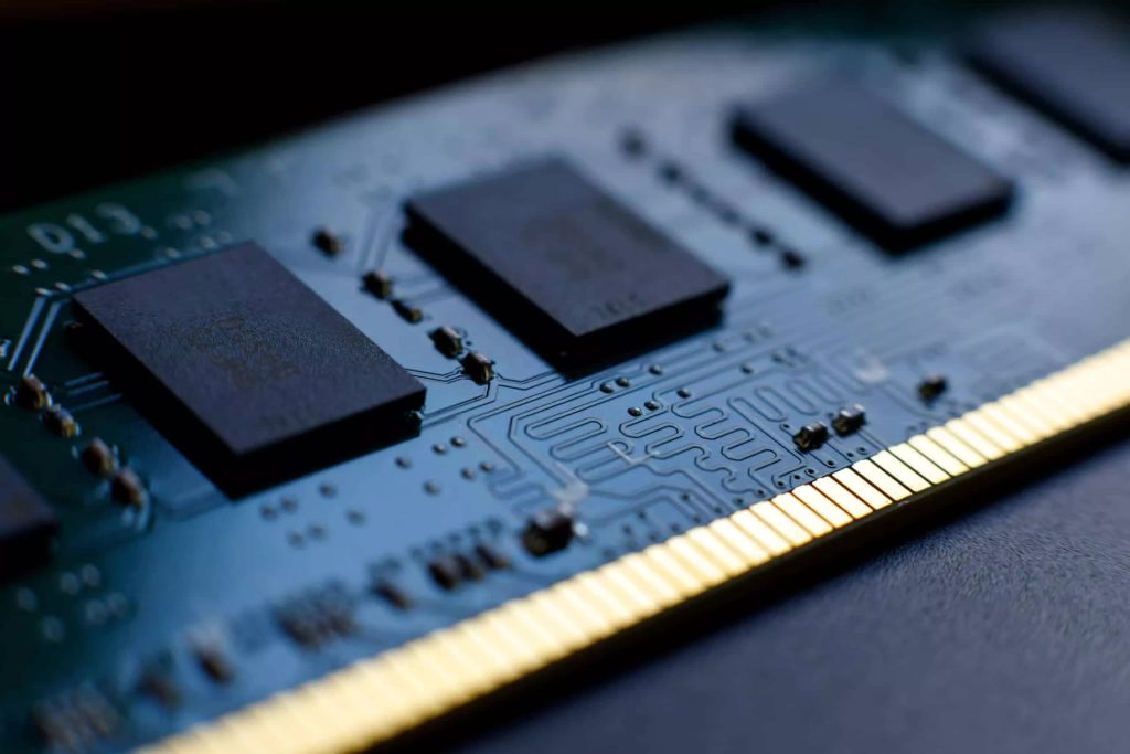 Cererea de AI împinge prețurile RAM DDR5 de 4TB la niveluri comparabile cu Porsche și Range Rover.