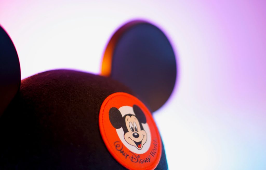 Disney încheie un acord de 1 miliard de dolari cu OpenAI pentru a aduce Mickey, Marvel și altele pe platforma de video generativ.