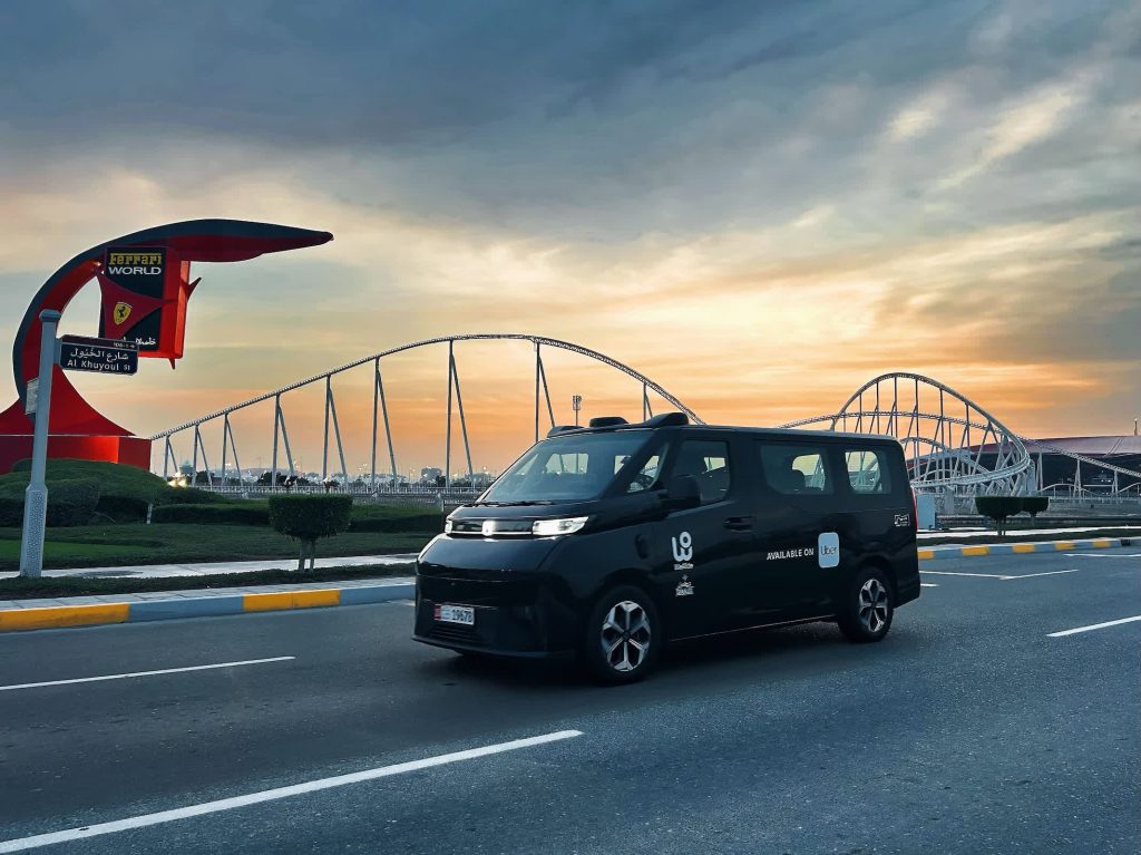 Lansarea globală a robotaxiurilor se accelerează mai rapid decât se aștepta.