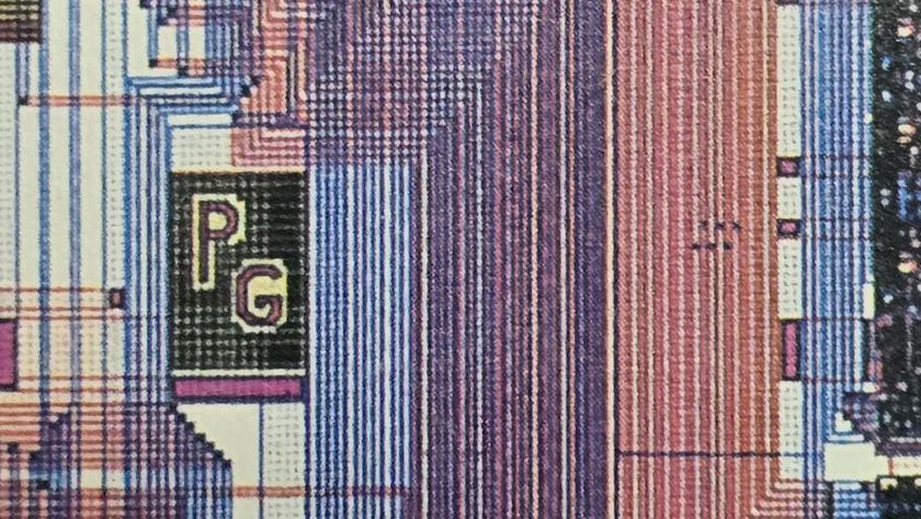 Detaliu al matriței Intel 386 care arată inițialele „PG”