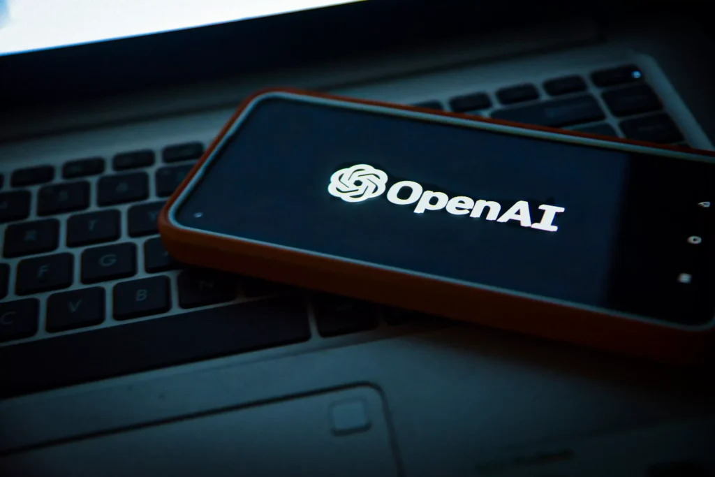 Nu, ChatGPT nu începe să afișeze reclame utilizatorilor, spune OpenAI.