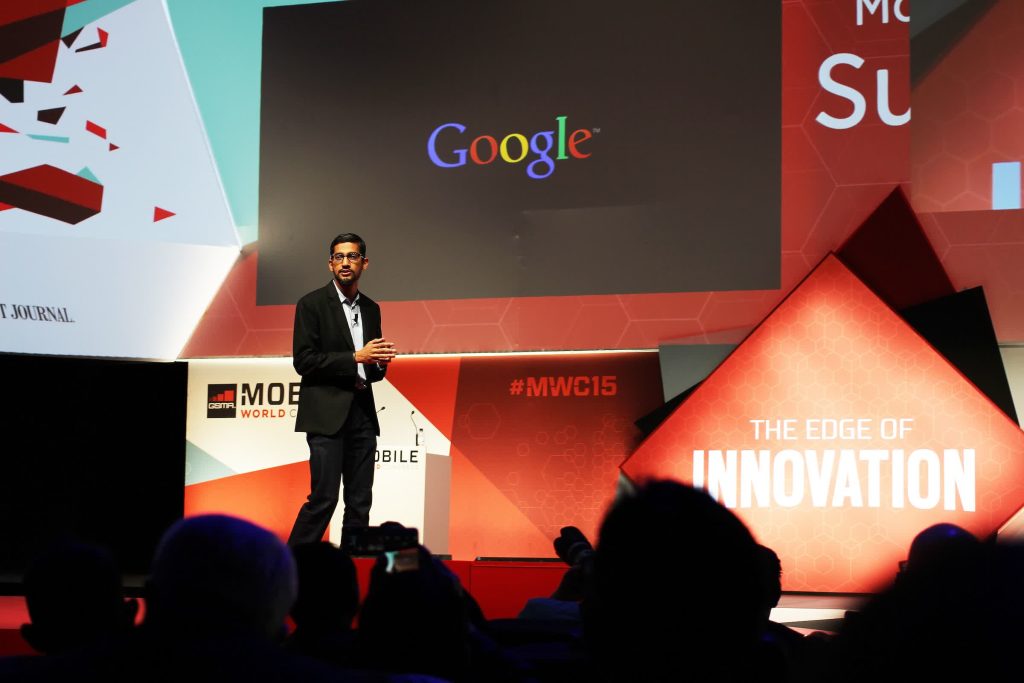 CEO-ul Google spune că vibe coding-ul redefinește cine are acces la scrierea codului.