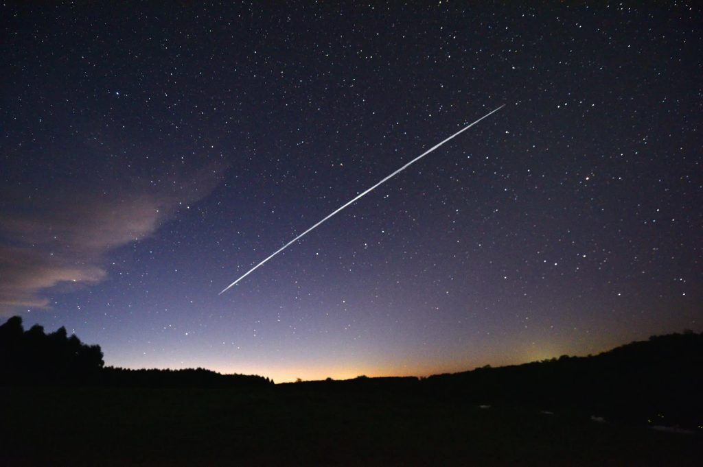 Un satelit Starlink pare să fi explodat și acum se îndreaptă în spirală spre Pământ.