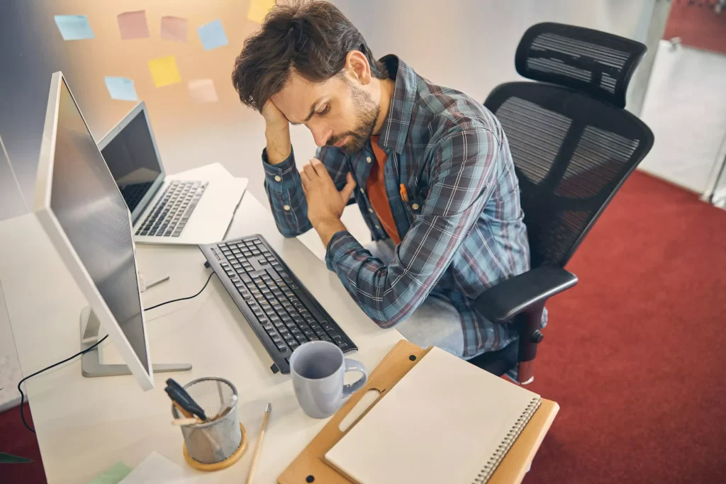 Un videoclip viral întreabă dacă ai accepta un job de birou de 240.000 de dolari sau o poziție remote de 120.000 de dolari.