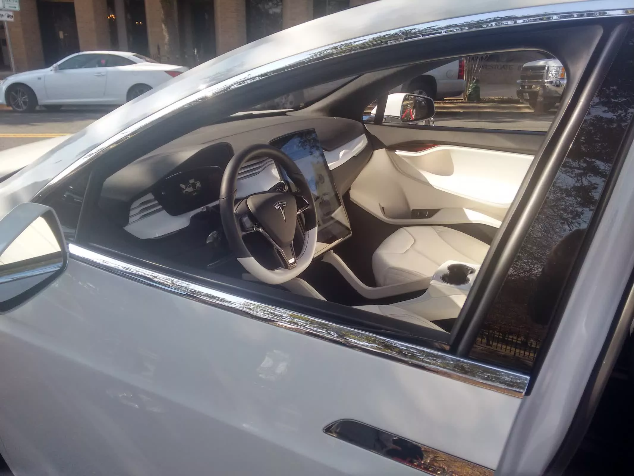 Viziunea Tesla pentru robotaxi întâmpină un control al realității din partea avansului Waymo