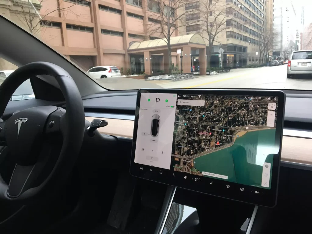 Viziunea robotaxi a Tesla se confruntă cu un test al realității din cauza avansului Waymo.