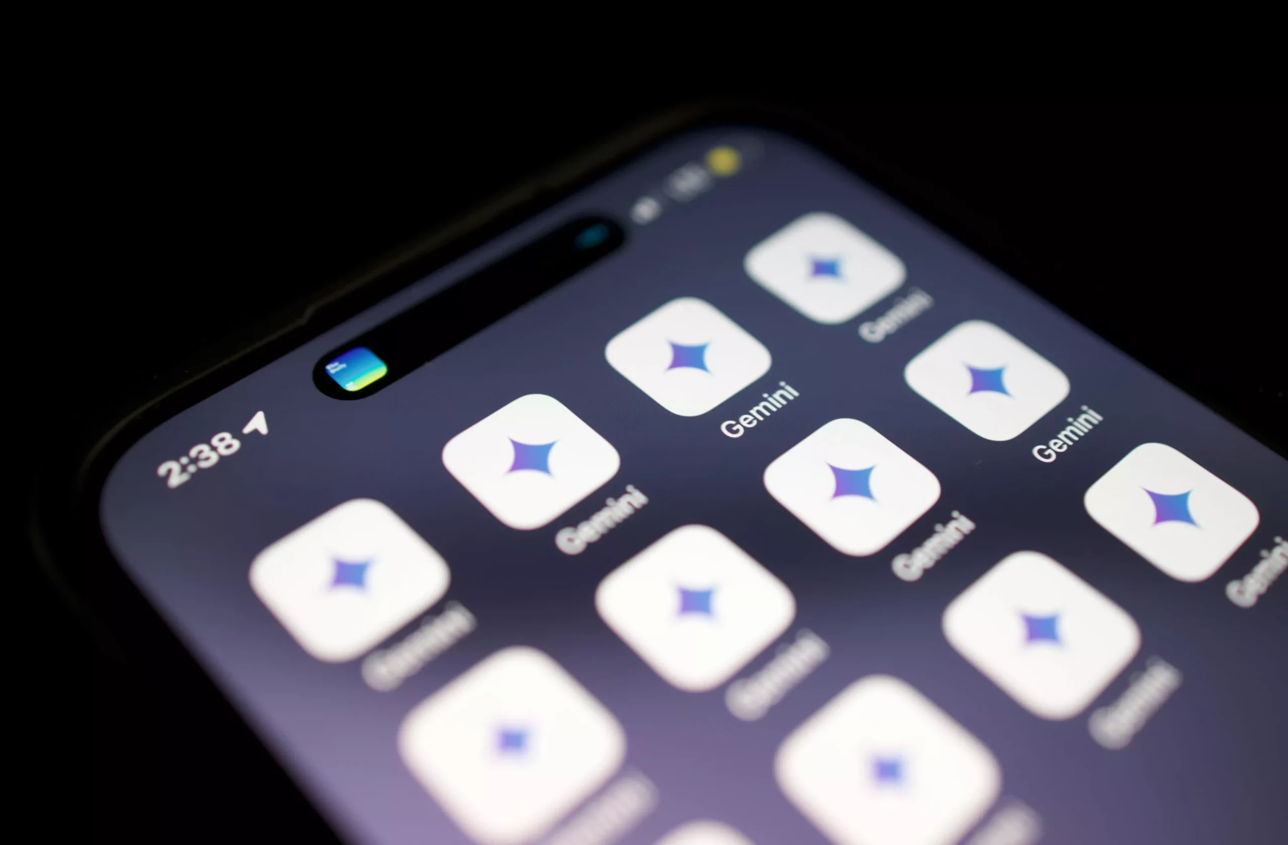 Apple nu a reușit să dezvolte cel mai bun AI pentru Siri, așa că împrumută de la Google