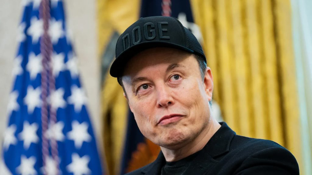 Elon Musk promite să facă open-source algoritmul X în următoarele zile.